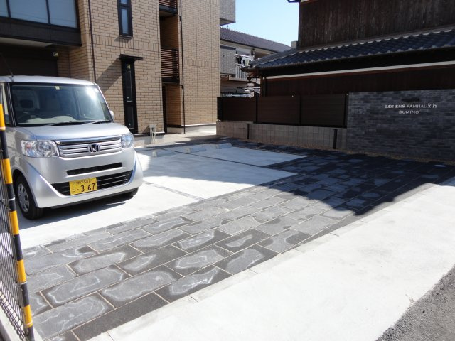 LES ENS FAMIIAUX Hの駐車場