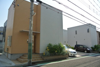 【外観】 | トレニアB | グリーンライン「日吉本町」駅まで徒歩9分！3駅2沿線利用可能☆ドラッグストアや郵便局が近くて日々の生活に便利な立地の一戸建てです♪