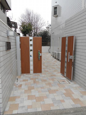 【エントランス】 | ﾎﾜｲﾄﾏﾝｼｮﾝ仲原 | 洋風お洒落な1階のエントラスになります
