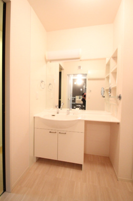 【独立洗面台】 | プライムコートC | 独立洗面台、小物を置くことができて便利です