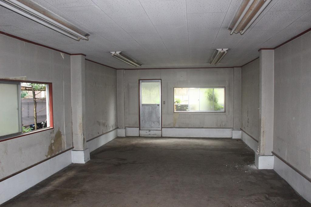 都城市前田町の店舗事務所の内装