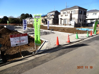 【前面道路含む現地写真】 | 前面道路含む現地写真です。こちらの住宅用地は周囲も環境も整っており、住まいの環境として一押しです。住宅地にも適している高台にある売地です。