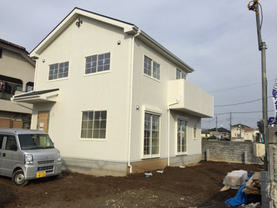 【外観】 | 蓮田市関山3丁目　土地広々62坪の南欧風新築住宅全1棟 | 前面道路含む現地写真です