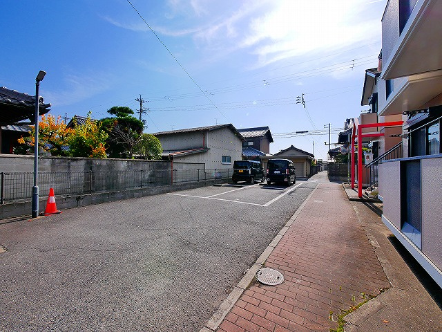 カーサ・あおによしの駐車場|車をお持ちの方に嬉しい駐車場付きの物件です