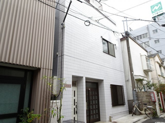 【外観】 | ライズ入谷　入谷駅から徒歩４分・鶯谷駅から徒歩５分の好立地！大通りから１本中に入った場所にあるため静かな環境！３階建ての鉄骨造、外観タイル張りマンション！２０１７年１１月内外装リノベーション済み！