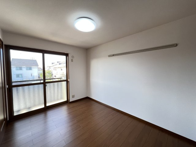 サンウィルモアの寝室|南洋室６帖、照明付き