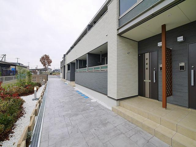 サングレイスのその他共用部分|広いエントランスは植栽も見どころです