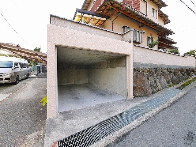 敷島町戸建（敷島町２丁目）の駐車場|スペース充分の駐車場はシャッター付きで安心です