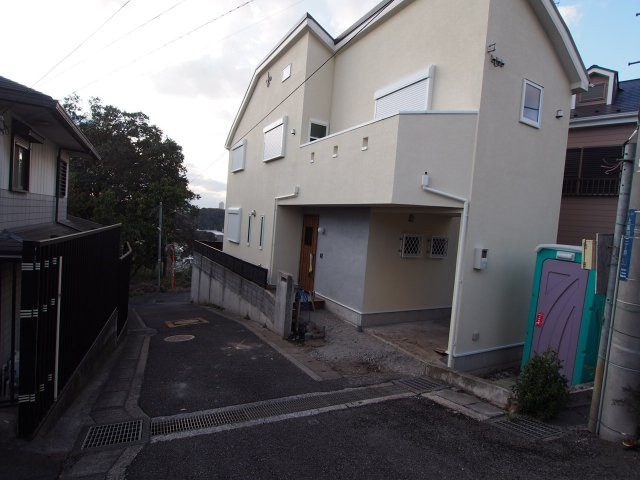 保土ヶ谷区上星川２丁目　新築戸建ての前面道路含む現地写真