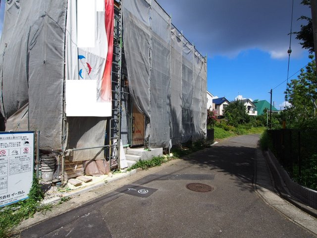 保土ヶ谷区上星川２丁目　新築戸建て【成約】の前面道路含む現地写真