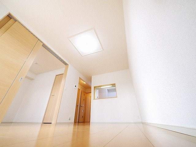 サンシャインヴィレッジ桜井　Ａの洋室|こちらのリビングで趣味の時間をお楽しみください