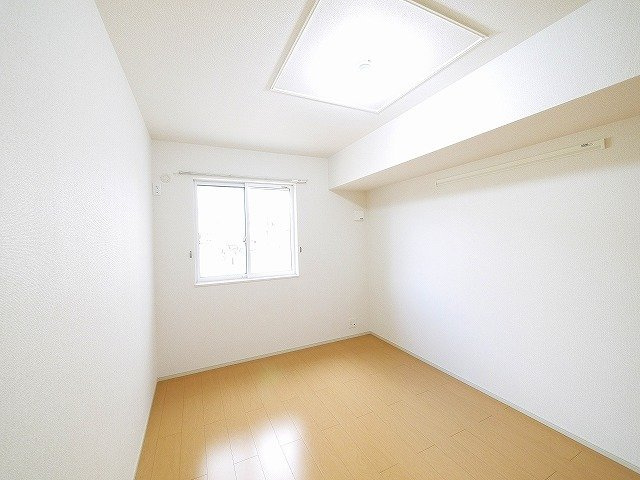 サンシャインヴィレッジ桜井　Ａの洋室|明るい洋室です