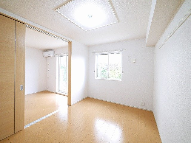 サンシャインヴィレッジ桜井　Ａの寝室|広くて明るい寝室