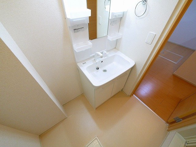 サンシャインヴィレッジ桜井　Ａの洗面所|広い洗面スペース