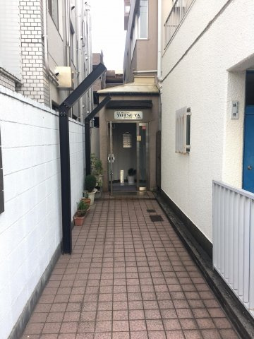 新宿区三栄町の事務所のエントランス