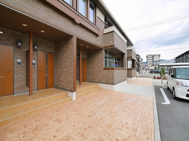 アルカンシエルⅡのその他共用部分|広い玄関前は出入りもしやすいですよ