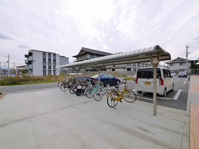 アルカンシエルⅡのその他共用部分|屋根付き駐輪場はスペースも広く、出し入れしやすいです
