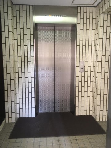 カメダビルのエントランス