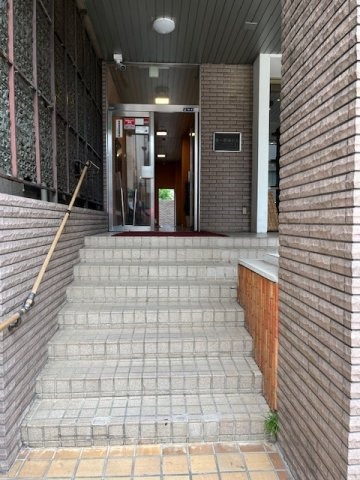 第一原嶋ビルのエントランス