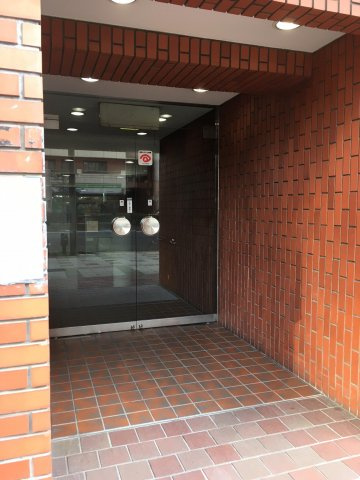 クリエート三田ビルのエントランス
