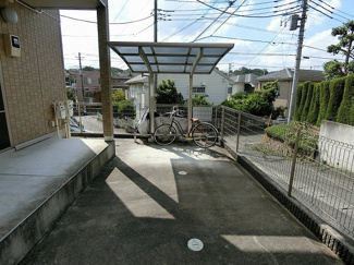 【その他共用部分】 | 屋根付きの駐輪場で雨が降っても大切な自転車が濡れなくてすみますね♪自転車があれば通勤・通学、お買い物にも便利です！