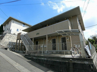 【外観】 | 小田急多摩線「栗平」駅まで徒歩4分！便利な立地の2階建てアパートです♪通勤通学はもちろん、お買い物やお出かけにもGood☆