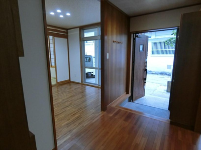 【玄関】 | 友利氏共同住宅