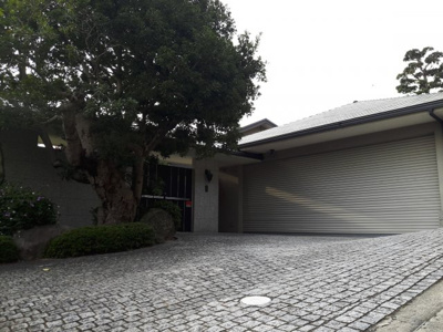 【外観】 | 芦屋山手町戸建 | 正面ゲートアプローチ（カーポート）およびシャッター付き車庫（3台収納可）