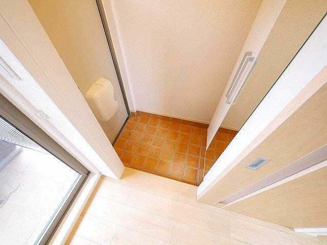 パレ・ソールの玄関|シューズボックスは鏡付きで身だしなみチェックできます