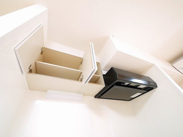 パレ・ソールのキッチン|大きな吊戸棚と換気扇が便利です