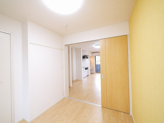 パレ・ソールの洋室|リビングへの出入りもしやすい引き戸式のドア