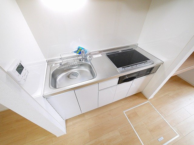 パレ・ソールのキッチン|IHコンロ3口付きのシステムキッチンです