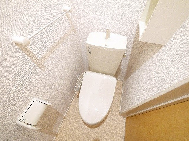 パレ・ソールのトイレ|ちょっとした収納棚が便利ですね