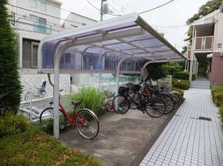【その他共用部分】 | 屋根付きの駐輪場で雨が降っても大切な自転車が濡れなくてすみますね♪駅から自転車もオススメ☆