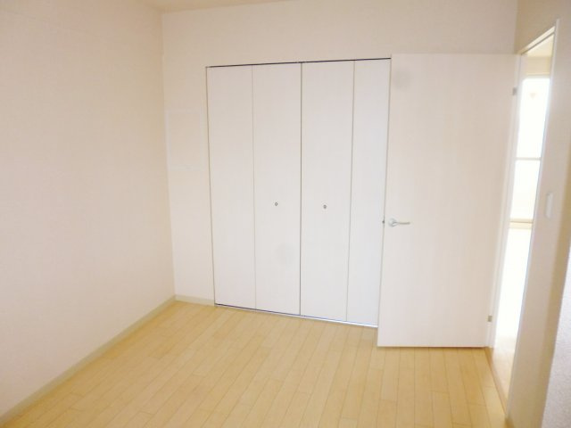 ヴィラージュウィンの洋室