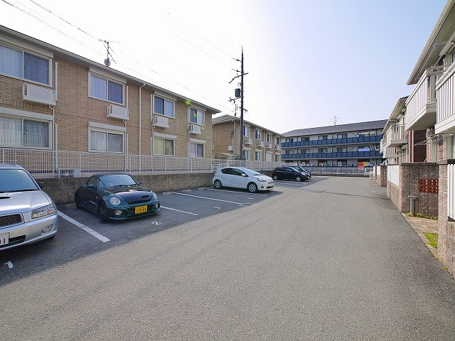 クオリア梅美台Bの駐車場