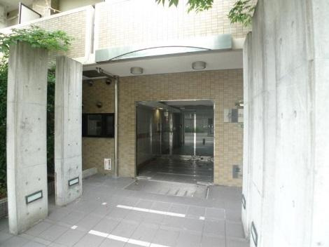 リップルルネ放出　BRAVI不動産のエントランス|【リップルルネ放出】清潔なエントランスです