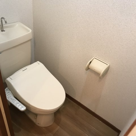 ニューライフ野々山のトイレ|温水洗浄暖房便座付き