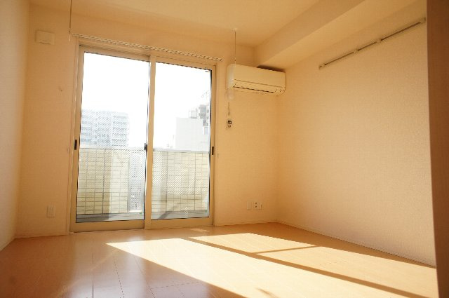 【居間・リビング】 | コスモガーデン | 明るい洋室のお部屋です