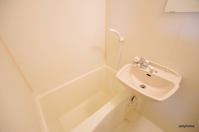 フローラルステージ同心町　仲介手数料無料の浴室