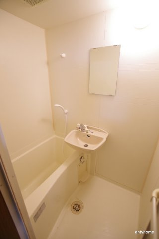 フローラルステージ同心町　仲介手数料無料の浴室