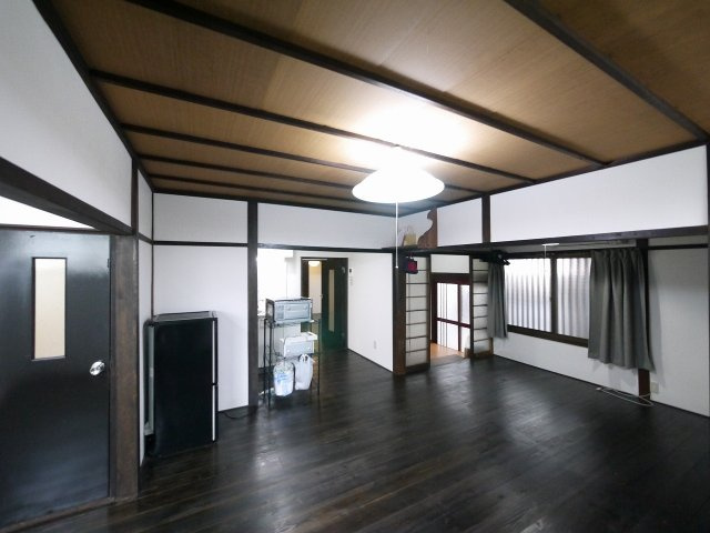 薬師堂町戸建ての居間・リビング|使いやすいリビングです