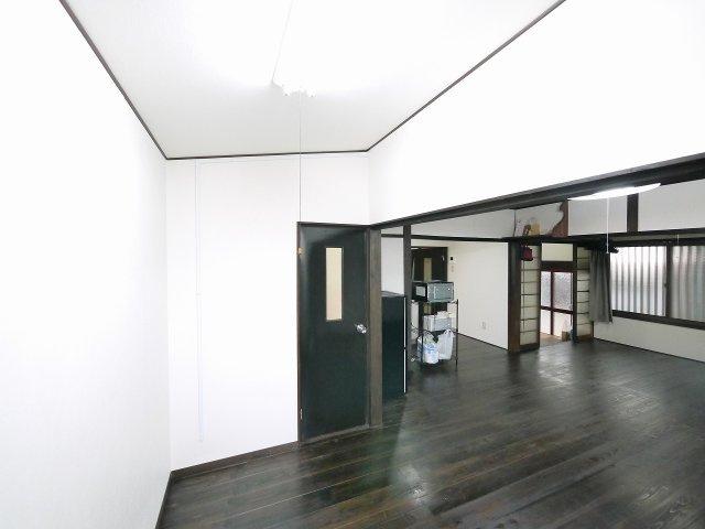 薬師堂町戸建ての洋室|落ち着いた色調の洋室です