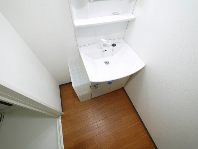 薬師堂町戸建ての洗面所|明るい洗面所です