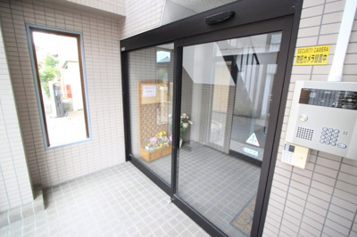 【エントランス】 | シャトー香芝 | 清潔なエントランスです