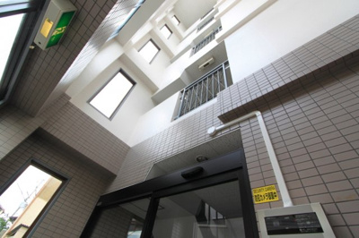 【エントランス】 | シャトー香芝 | ゆとりのあるエントランスです