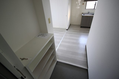 【玄関】 | シャトー香芝 | 収納もある玄関です