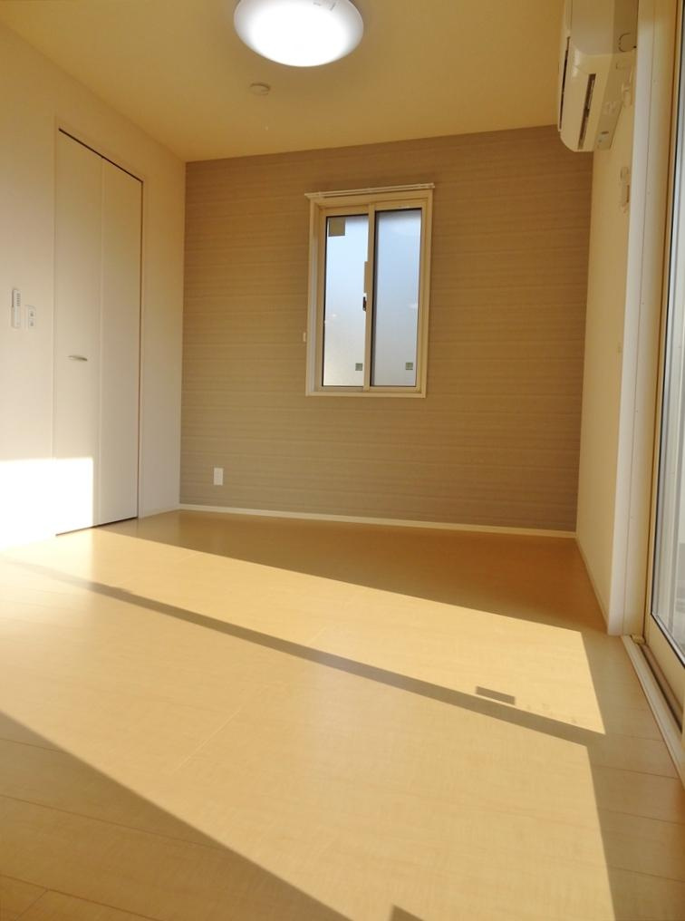 ローズの洋室|角部屋なので小窓がついています！