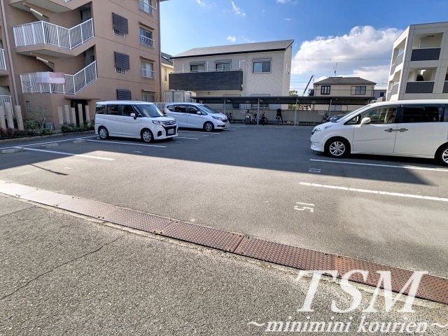 ルミエールの駐車場