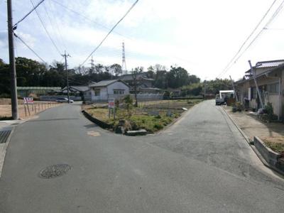 【前面道路含む現地写真】 | 土地　玉島勇崎　全1区画 | 北側前面道路は幅員約4.1～4.7ｍ